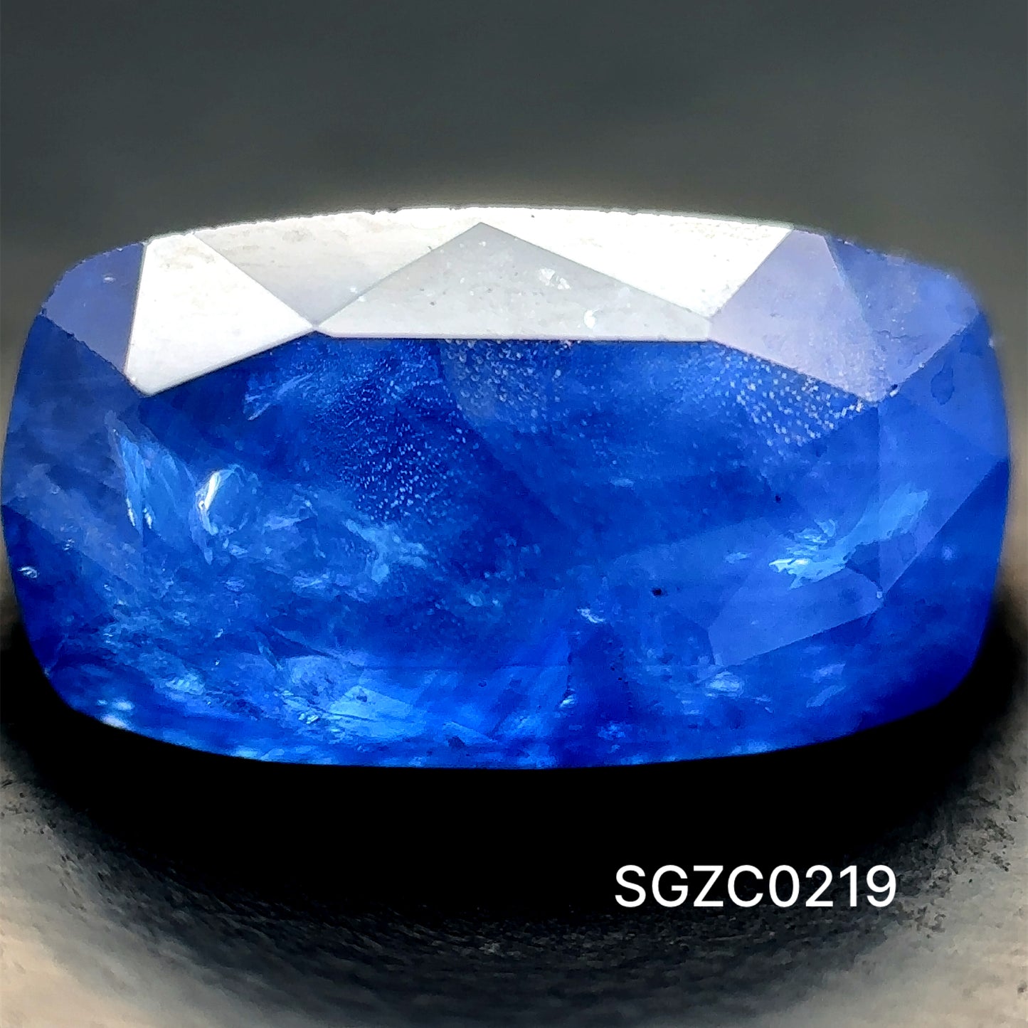 ZAFIRO CORTE CUSHION ALARGADO 1.885 CTS