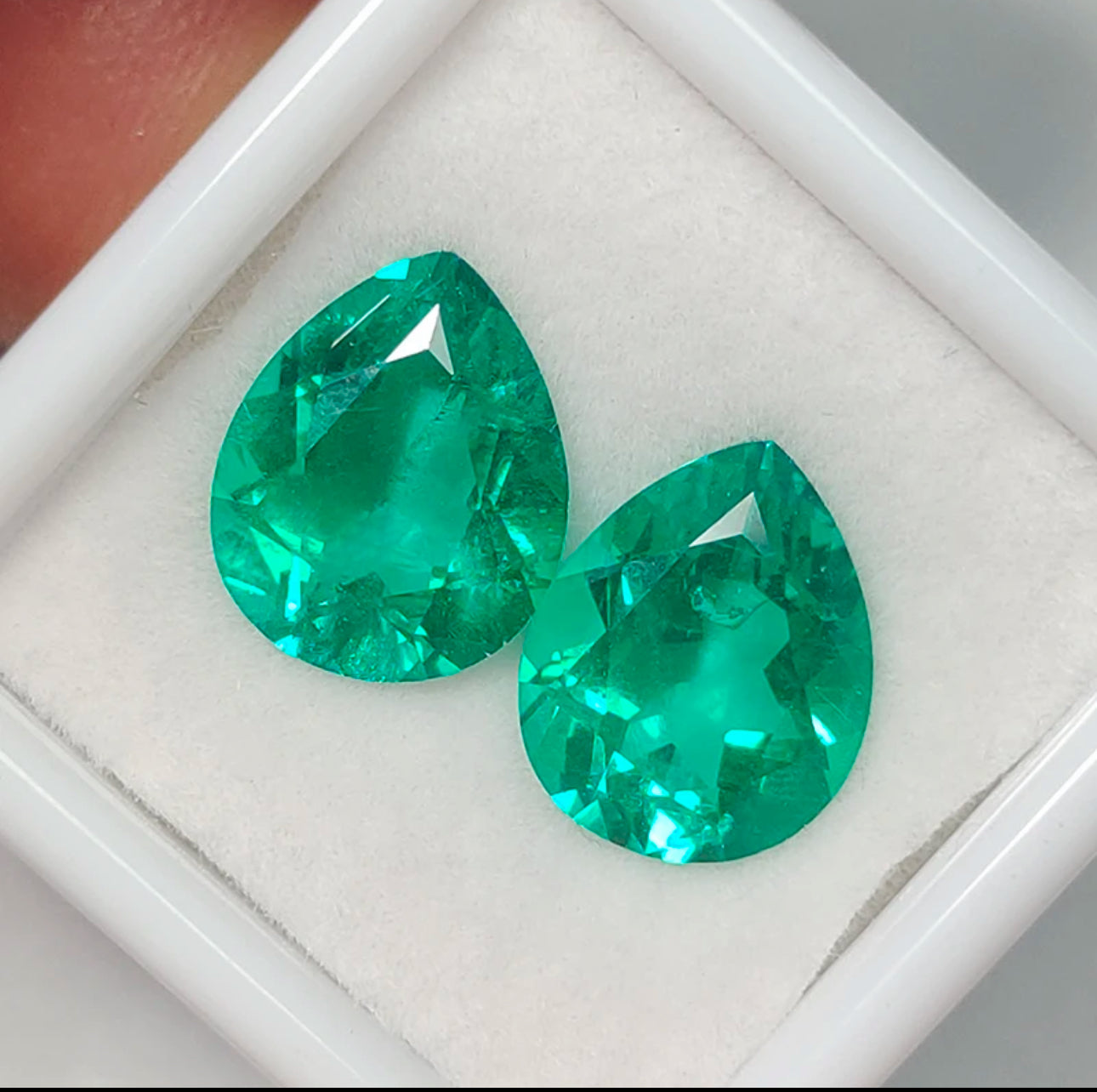 ESMERALDA DE LABORATORIO CORTE PERA 10.36 CT